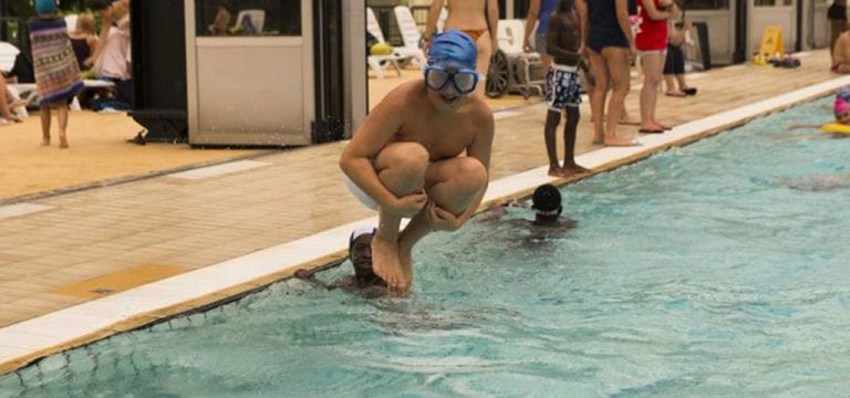 CasaOz - Bimbo che si tuffa in piscina durante l'estate ragazzi