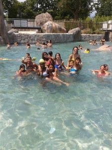 CasaOz - bambini felici sorridono nella piscina di Zoom