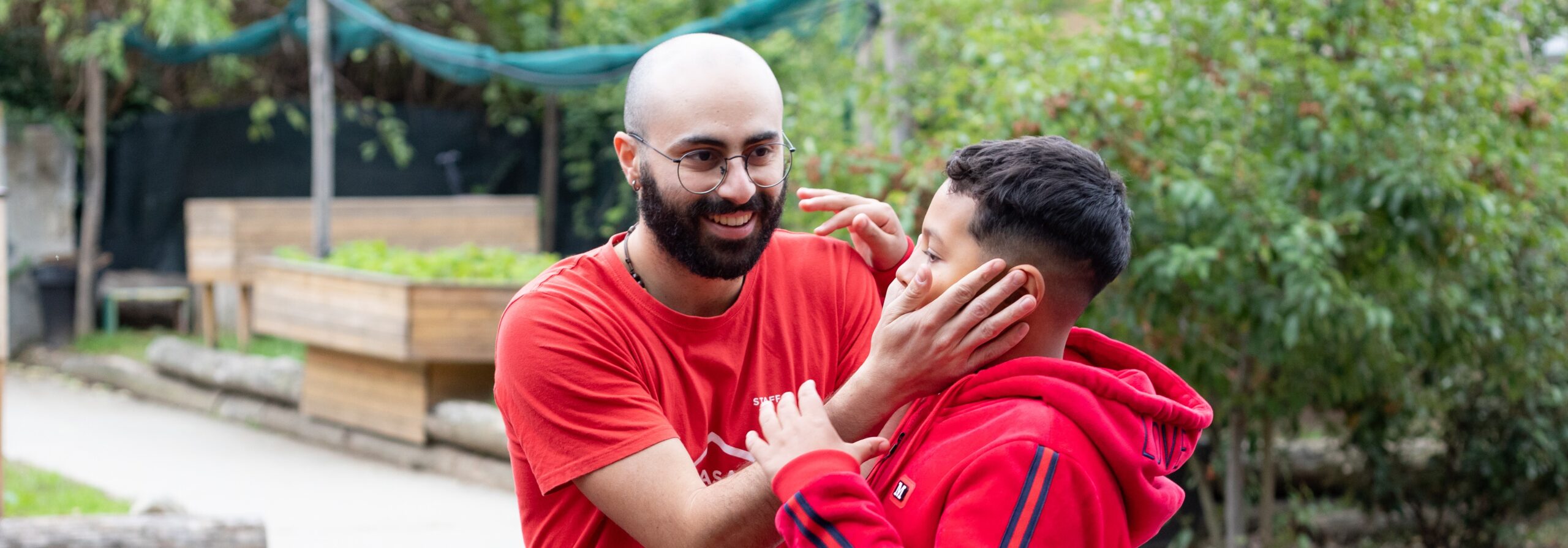 Carezza, un gesto che accorcia le distanze e riporta alla vita